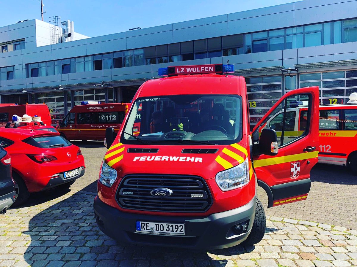 fwdorsten's tweet photo. Die Feuerwehr bekämpft aktuell einen Großbrand in Recklinghausen-Hochlarmark. Die örtlich zuständige Feuerwehr Recklinghausen, wird dabei zur Zeit von den Kameradinnen und Kameraden des ABC-Zuges der Feuerwehr Dorsten tatkräftig unterstützt.(MT) https://t.co/vHy85udt0z