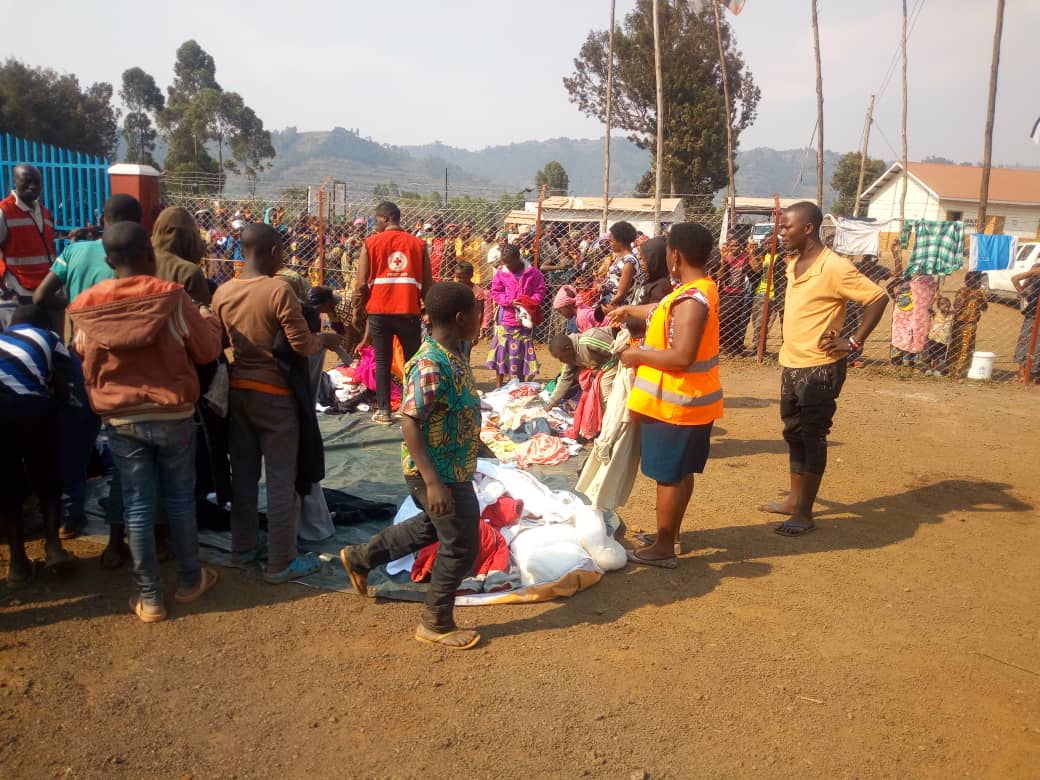 CAFOMI_Uganda's tweet image. More than 100 #personsofconcern in Nyakabande refugee transit center receive clothes, shoes and mosquito nets donated to us through @UgandaRedCross Kisoro branch.
@NShawnMugarura @chris_kayongo @IMChallengeug @vivianaita1