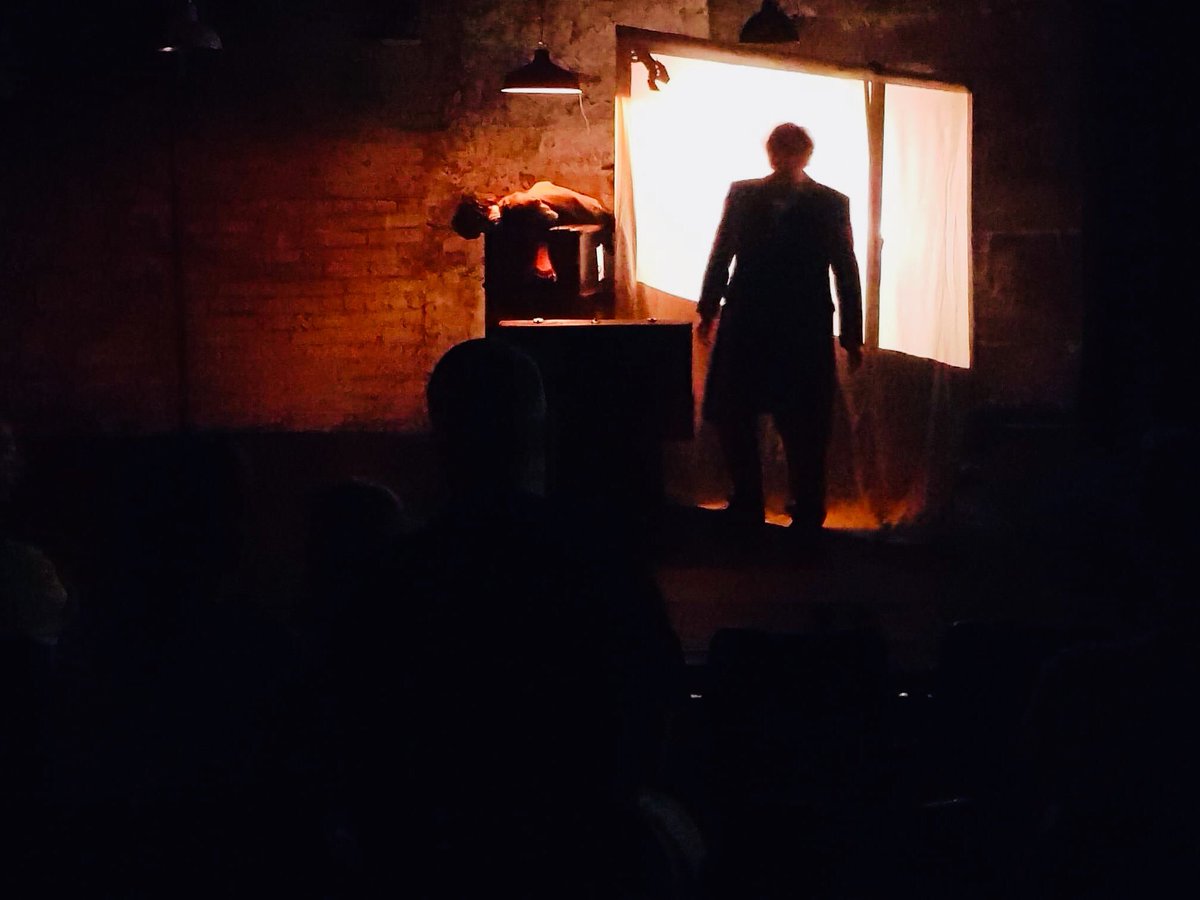 flatpackedthr's tweet image. Just 4 performances to go here at #HydeandSeek ⭐️ ⭐️ ⭐️ ⭐️ 

Come along to see one man play every role and cue all the tech in this unique and macabre take on Jekyll and Hyde. 11:30am Belly Button @FollowTheCow 
 #edfringe #edfringe19 #MakeYourFringe