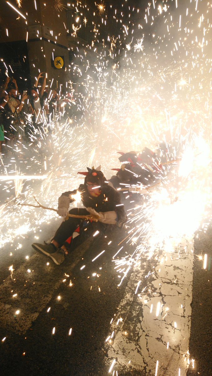 collesdegracia's tweet photo. I acabem amb els últims participants del #CorrefocInfantil de la @festagracia!!! Es tracten dels #Escuats de la #MalèficaDelColl i els seus convidats, la #CollaInfantil del #Diables @AjSJDespi. 🔥👺🔥 https://t.co/FgPPPlrK7h