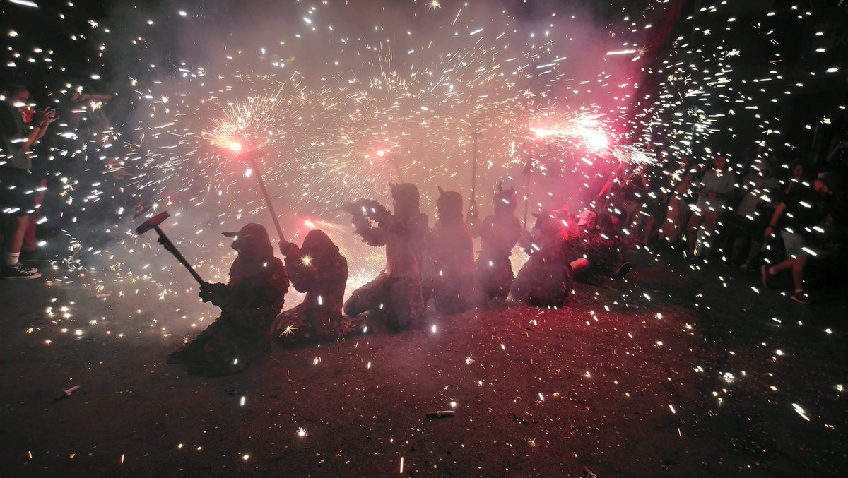 collesdegracia's tweet photo. I acabem amb els últims participants del #CorrefocInfantil de la @festagracia!!! Es tracten dels #Escuats de la #MalèficaDelColl i els seus convidats, la #CollaInfantil del #Diables @AjSJDespi. 🔥👺🔥 https://t.co/FgPPPlrK7h