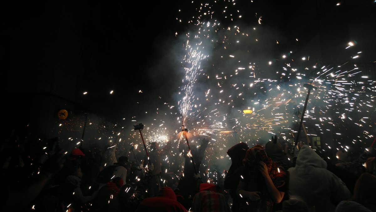 collesdegracia's tweet photo. I acabem amb els últims participants del #CorrefocInfantil de la @festagracia!!! Es tracten dels #Escuats de la #MalèficaDelColl i els seus convidats, la #CollaInfantil del #Diables @AjSJDespi. 🔥👺🔥 https://t.co/FgPPPlrK7h