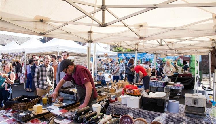 @LevyMarket is back, here are some of the traders you can expect #downthemarket 🔽🔽

🐝@houghtonhoney
🧀<a href="/wintertarn/">Winter Tarn Dairy</a>
🍕<a href="/cibuspizza/">Cibus</a>
🍦@gingerscomfort
🥕<a href="/reddylane/">Lindsay</a>
🍣@sushicraftuk
🌶️<a href="/bonstreetfood/">BON Street Food</a>
☕@crankscoffee