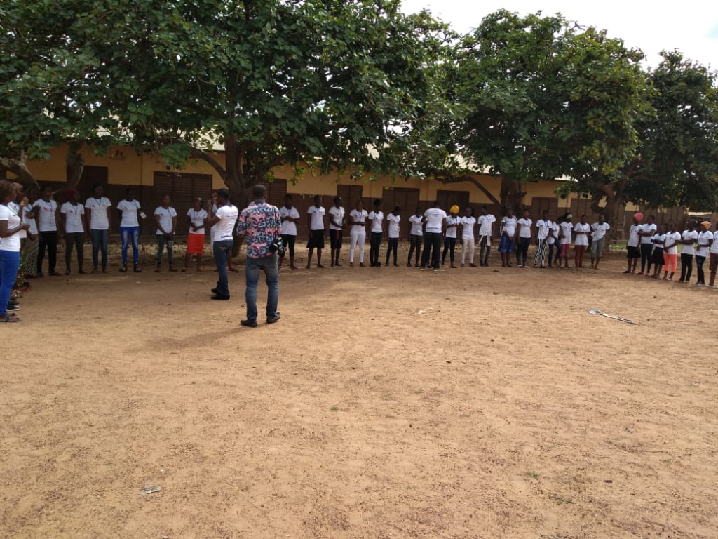 Obinrinblog's tweet photo. Les coachs décompressent les filles après la session sur les droits. S'en suit la présentation de la politique de sauvegarde de @PlanWestAfrica assuré par Mr Corentin EZON de @PlanIntlBenin. @roajelfbenin @Association_JVS @ab_benin @MChiarath @Fontaine6447 @ScoutsBenin @ABMS_BJ https://t.co/zzm0BZjPFU
