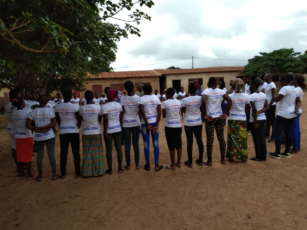 Obinrinblog's tweet photo. Les coachs décompressent les filles après la session sur les droits. S'en suit la présentation de la politique de sauvegarde de @PlanWestAfrica assuré par Mr Corentin EZON de @PlanIntlBenin. @roajelfbenin @Association_JVS @ab_benin @MChiarath @Fontaine6447 @ScoutsBenin @ABMS_BJ https://t.co/zzm0BZjPFU