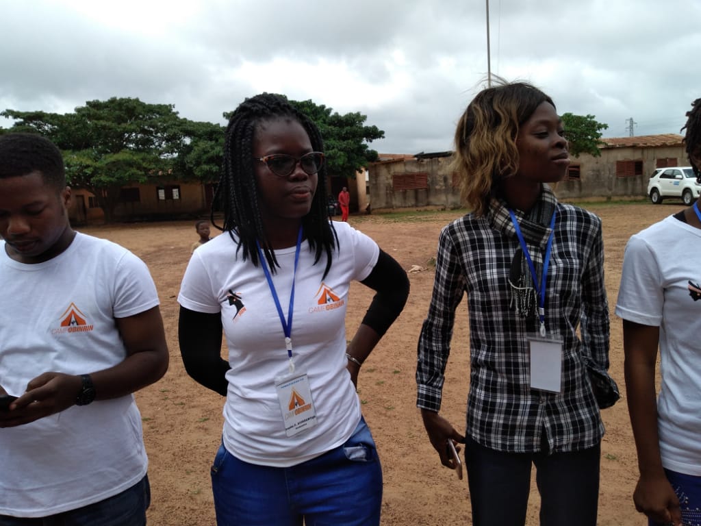 Obinrinblog's tweet photo. Les coachs décompressent les filles après la session sur les droits. S'en suit la présentation de la politique de sauvegarde de @PlanWestAfrica assuré par Mr Corentin EZON de @PlanIntlBenin. @roajelfbenin @Association_JVS @ab_benin @MChiarath @Fontaine6447 @ScoutsBenin @ABMS_BJ https://t.co/zzm0BZjPFU