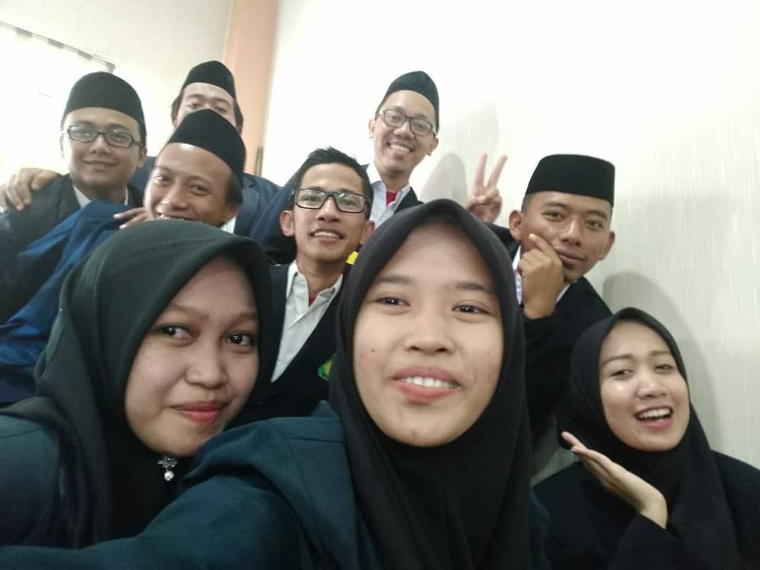 CakMunir37_'s tweet photo. —22 Agustus 2019—
Alhamdulillah. Satu per satu langkah kehidupan telah terlewati. Mari kita lanjutkan ke langkah-langkah selanjutnya yang masih panjang yang sudah menanti kita di masa depan. Semoga selalu diridhoi Allah. 
#yudisium #mathdepartment #saintek #uinmlg #ksruinmlg https://t.co/lXatCCvfgI