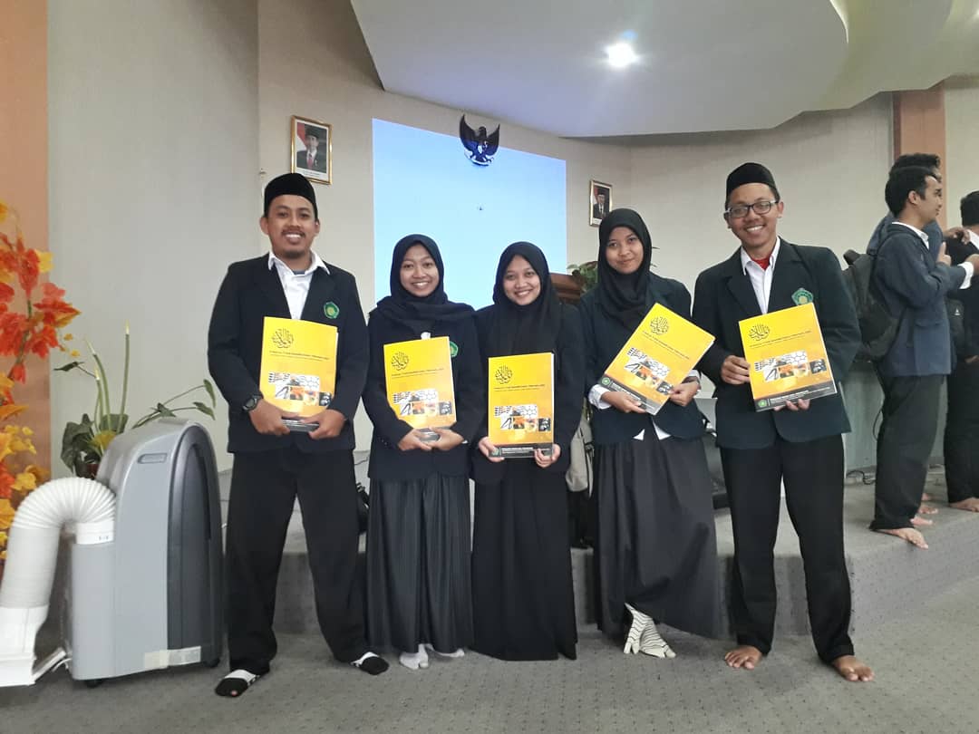 CakMunir37_'s tweet photo. —22 Agustus 2019—
Alhamdulillah. Satu per satu langkah kehidupan telah terlewati. Mari kita lanjutkan ke langkah-langkah selanjutnya yang masih panjang yang sudah menanti kita di masa depan. Semoga selalu diridhoi Allah. 
#yudisium #mathdepartment #saintek #uinmlg #ksruinmlg https://t.co/lXatCCvfgI