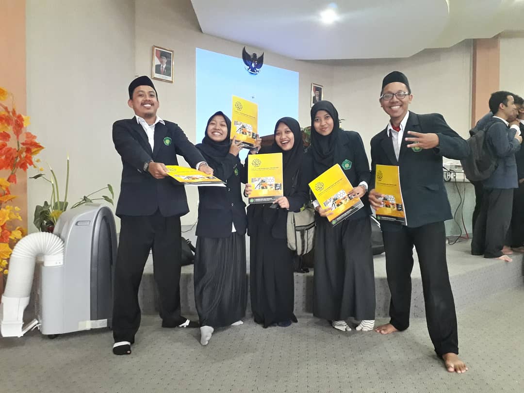 CakMunir37_'s tweet photo. —22 Agustus 2019—
Alhamdulillah. Satu per satu langkah kehidupan telah terlewati. Mari kita lanjutkan ke langkah-langkah selanjutnya yang masih panjang yang sudah menanti kita di masa depan. Semoga selalu diridhoi Allah. 
#yudisium #mathdepartment #saintek #uinmlg #ksruinmlg https://t.co/lXatCCvfgI