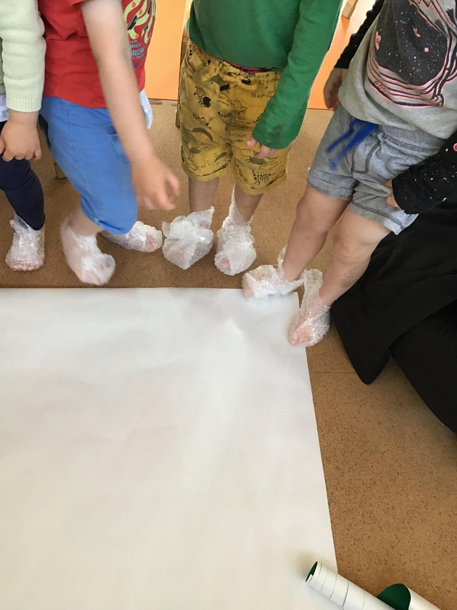 SpringThorpeHam's tweet photo. Who knew bubble wrap could be so handy...the children @SpringThorpeHam have been getting creative and making masterpieces with paint and bubblewrap shoes :)...#creativeplay #springgrowplay https://t.co/IPCdt1fz2N