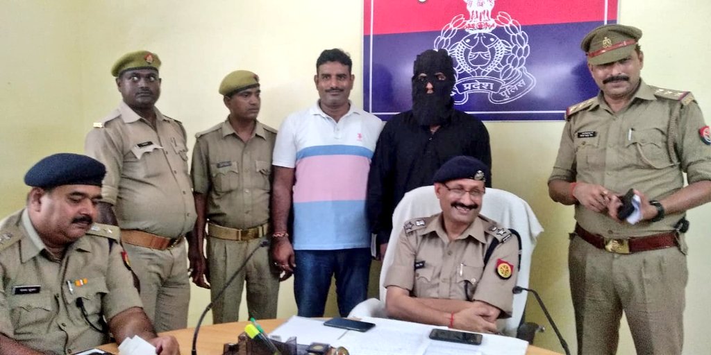 balliapolice's tweet photo. @balliapolice के स्वाट टीम व थाना उभांव पुलिस द्वारा 50 हजार का इनामिया अंतर-प्रांतीय दुर्दांत अपराधी सोनू यादव उर्फ दीपक मुठभेड़ के दौरान गिरफ्तार। @Uppolice @adgzonevaranasi @digazamgarh @AmarUjalaNews @JagranNews https://t.co/GW2xJtTihD