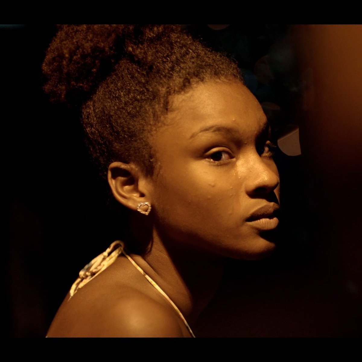 sansebastianfes's tweet photo. #67SSIFF #SecciónOficial En ‘Pacified’ el autor de ‘Crude’, Paxton Winters, narra la amistad entre una adolescente y un traficante recién salido de la cárcel, con el control policial de las favelas durante los JJOO de Brasil como telón de fondo. Producida por @DarrenAronofsky. https://t.co/PW9RnkS7Xo