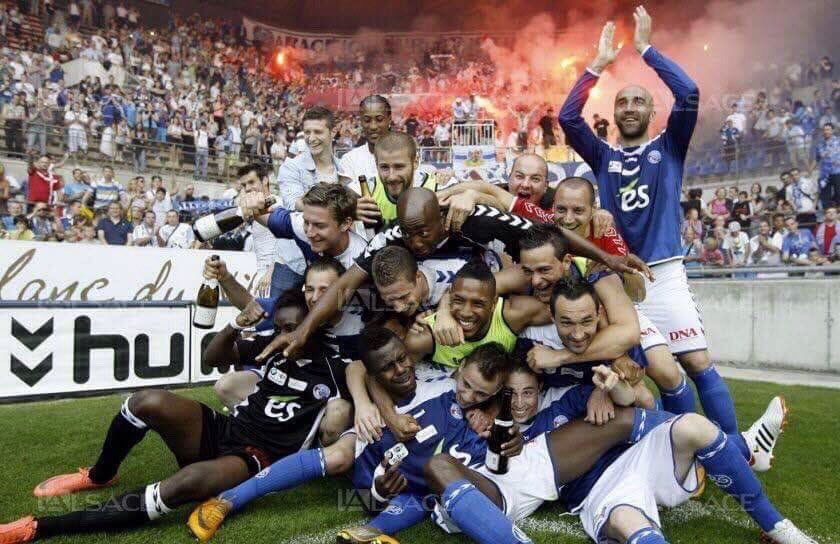 FloZobenbiehler's tweet image. 📈En 2011, le RC Strasbourg déposait le bilan et repartait de CFA2..

8 ans plus tard, le Racing a signé 4 montées↗️ (chaque fois 1er🥇) jusqu’en L1, remporté la Coupe de la Ligue🏆..

Et dispute ce soir un barrage d’Europa League face au demi-finaliste de l’an dernier❗️ #RCSASGE