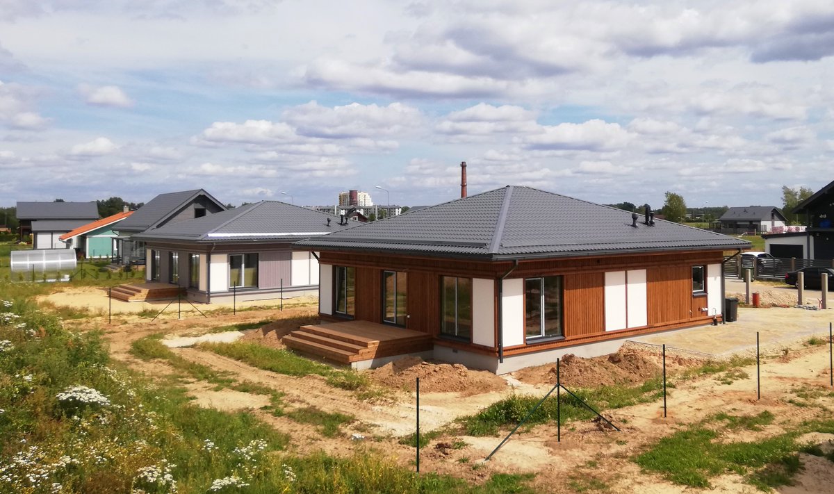 NordicHomesLV's tweet photo. Which facade color would you choose? Brown or gray? 🤔
#privathouse #prefab #modular #cloudberry https://t.co/arxKG8q0PD