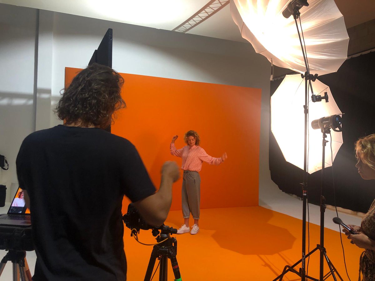 Vandaag hebben we een supervrolijke fotografie- en filmshoot voor de nieuwste campagne van onze oudste klant: Simyo!