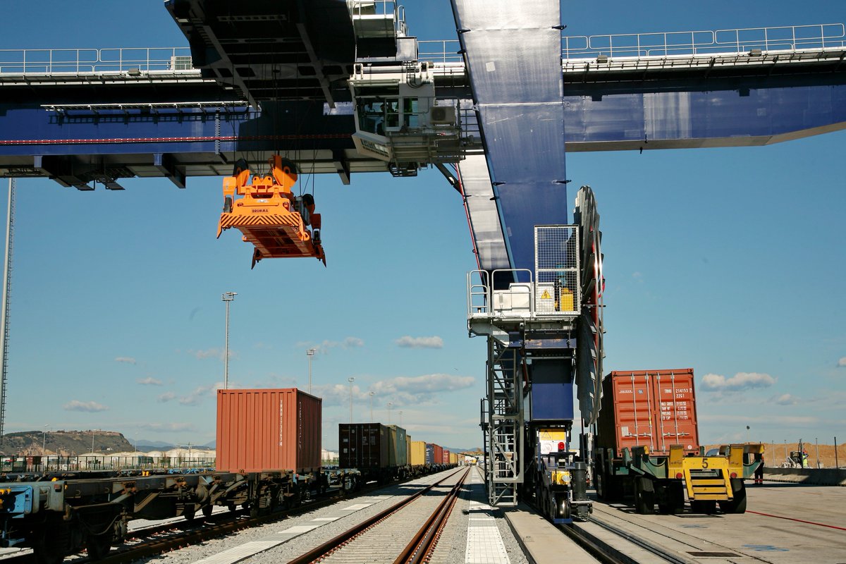 PortdeBarcelona's tweet image. Quina fita! 📊 El #PortdeBarcelona bat el seu rècord històric de circulacions ferroviàries en un sol mes amb 1.019 operatives registrades al juliol. Una xifra que supera l’anterior rècord de 890 moviments del març del 2018.