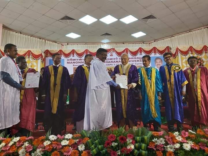 SenkodiB's tweet photo. ஆகத்து 22 : பெருமிதம் கொள்கிறோம்...

இன்று நெல்லை மனோன்மணியம் சுந்தரனார் பல்கலைகழகத்திலே -.

வரலாற்றுத்தலைவன் திருமா அவர்கள் -

தமிழக ஆளுனர் பன்வாரிலால் புரோகித் அவர்கள் கரங்களால் -

தமது PHD படிப்பிற்கான முனைவர் பட்டத்தினை பெற்றார்!

#Congrats_DR_Thiruma https://t.co/XdEG0ZEMGa