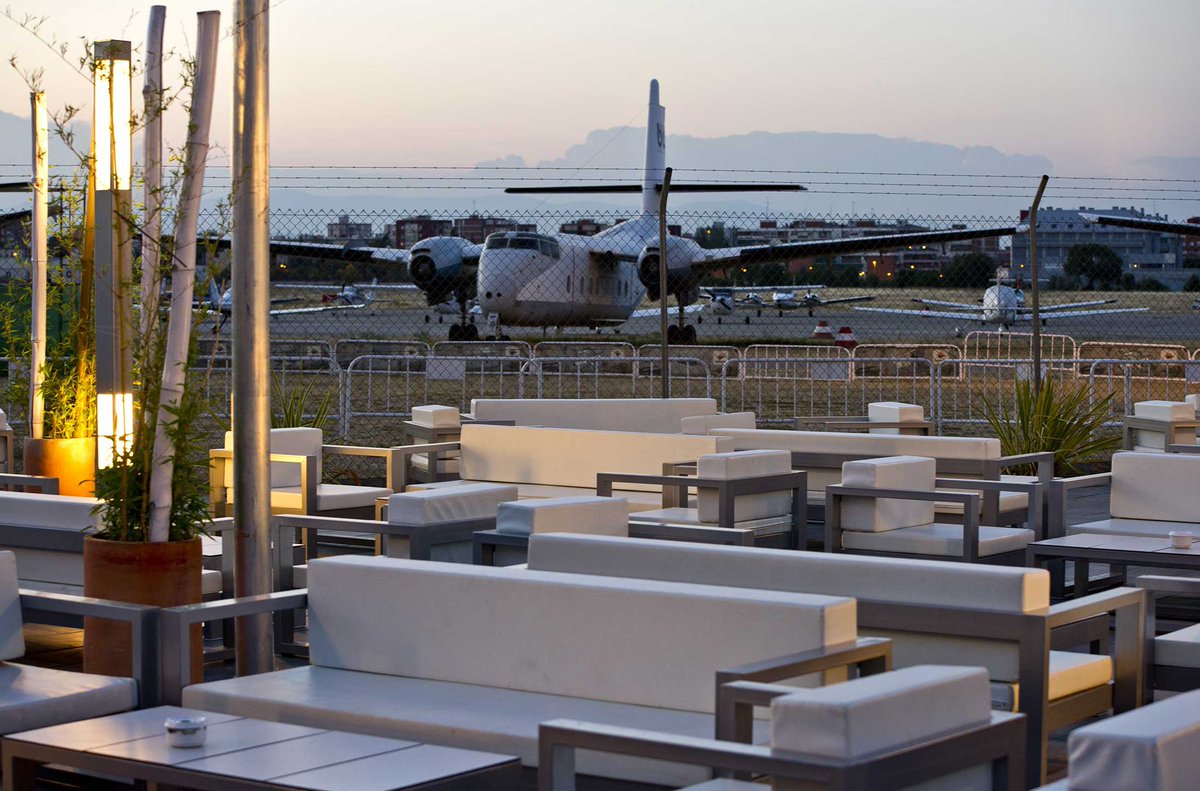 FlyWithCoira's tweet photo. ¿ No conoces la terraza Del Real Aeroclub de España situada en @LECU4Vientos ? Sin duda un lugar fantástico para ir a cenar o tomarse unas tapas con vistas al aeropuerto. ¡No te lo pierdas! https://t.co/KwoaPHxJTp