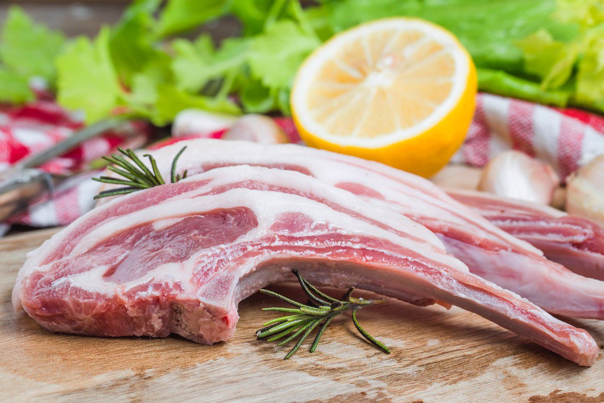 ▶️La carne de #cordero, además de sabrosa, también nos aporta una alta cantidad de beneficios nutricionales. Es una carne que tiene un alto contenido en proteínas y que es de alto valor biológico.

¡Te esperamos en Carnes Montoro!😍