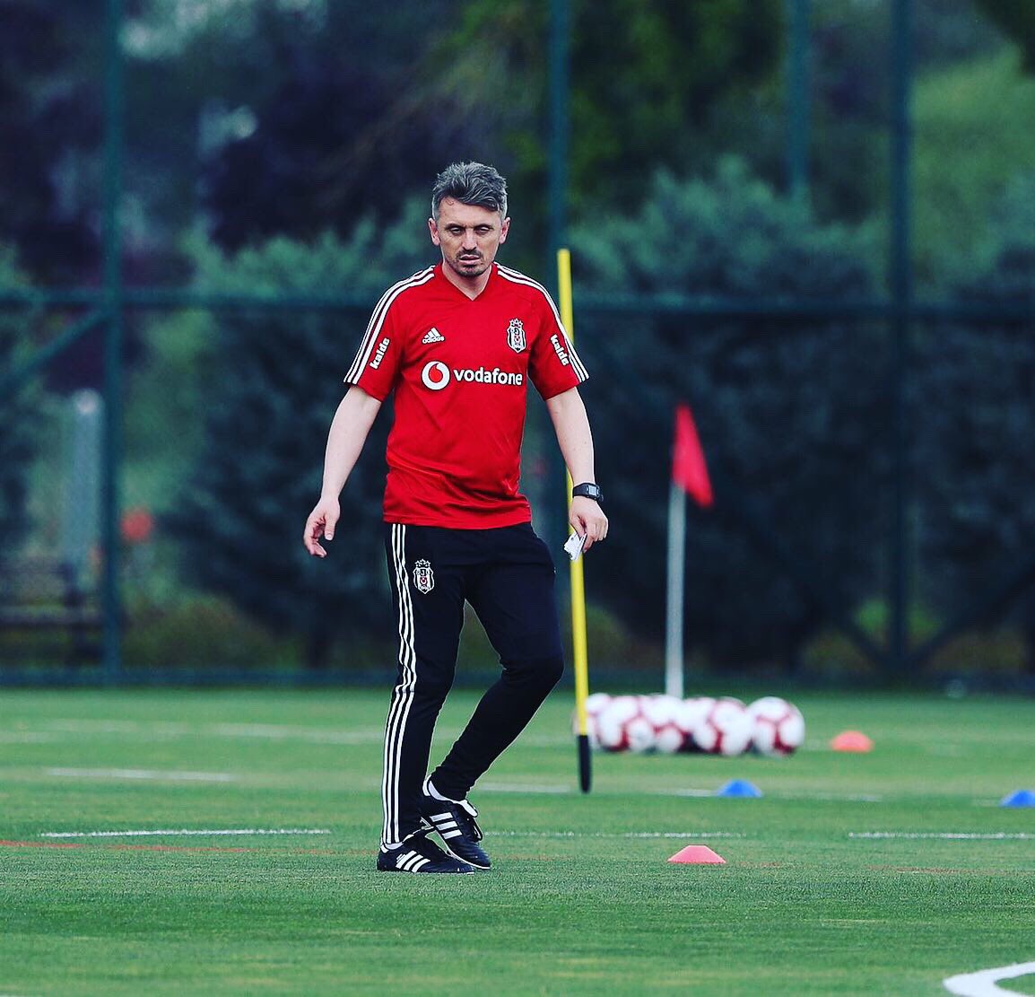 markajmedya's tweet photo. ⏰ SONDAKİKA| Beşiktaş yardımcı antrenörü Orhan Ak görevinden ayrıldı. 

#orhanak #orhan #ak #beşiktaş #inönü #besiktas #çarşı #carsi #fikretorman #abdullahavcı #istanbul #turkey #türkiye #follow #follows #like #likes #autolike #likeforfollow #likeforlike #likeforlikes https://t.co/ng1CZM86Jk