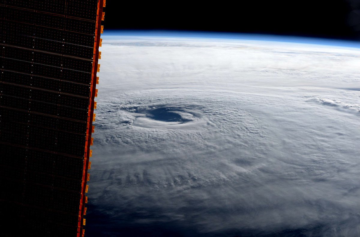 astro_paolo's tweet photo. Ecco com’è vedere un uragano dallo Spazio.
Impressionante vero?

Here is what a hurricane looks like from Space.
Impressive, isn’t it?

#hurricane #spacestation #planetearth #climatechange #ISS #earthfromspace #space #weather https://t.co/oKRbe1ef2i