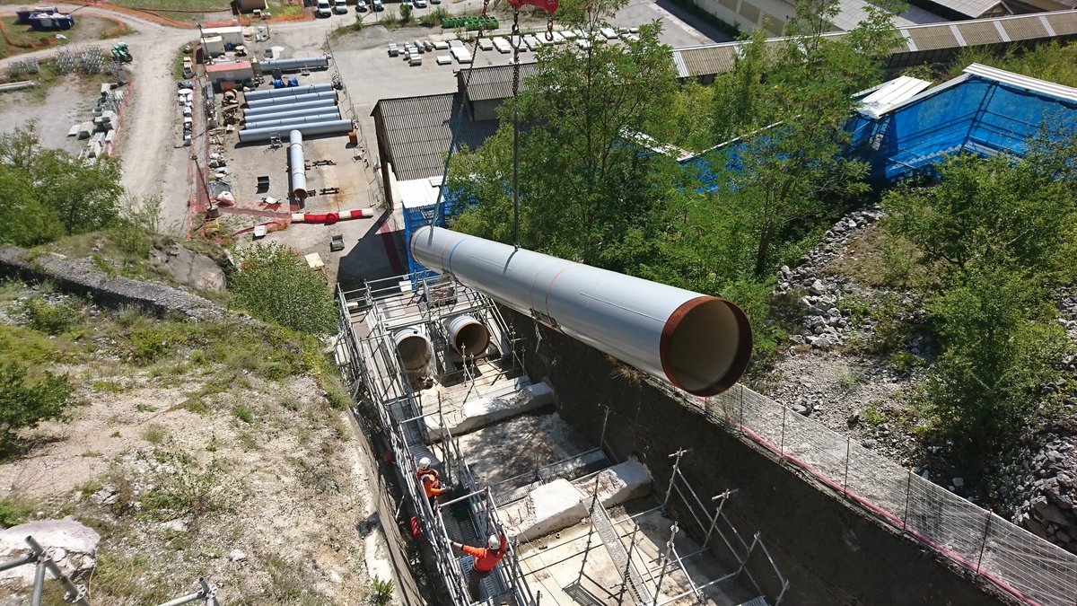 CourClaude's tweet photo. Aujourd'hui on enchaîne avec la pose des tuyaux T3 de 15ml (8To) dans le cadre du chantier de rénovation de la centrale #EDF #hydro de #sabart. Manipulation en toute sécurité grâce à notre blondin ! Retrouvez toute l'actualité du chantier sur https://t.co/FFsL0nmZgz https://t.co/Irgl8Ch2S3