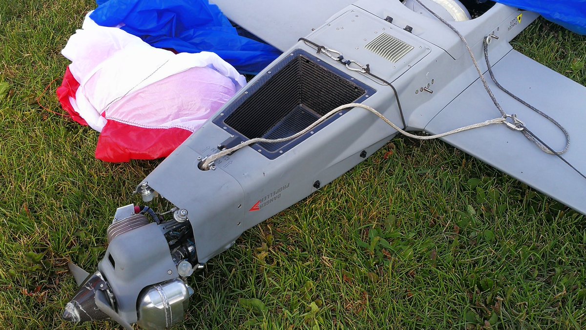 MiiHult's tweet photo. Perillä! Kiinteäsiipinen #drone lensi pakettikuljetuksen Virosta Suomeen #GOFUspace-hankkeessa. #Threod Stream C UAS koki valitettavasti hieman kovan laskun #Torbacka'n kiitotiellä. #Uspace https://t.co/PhDNUolCnZ