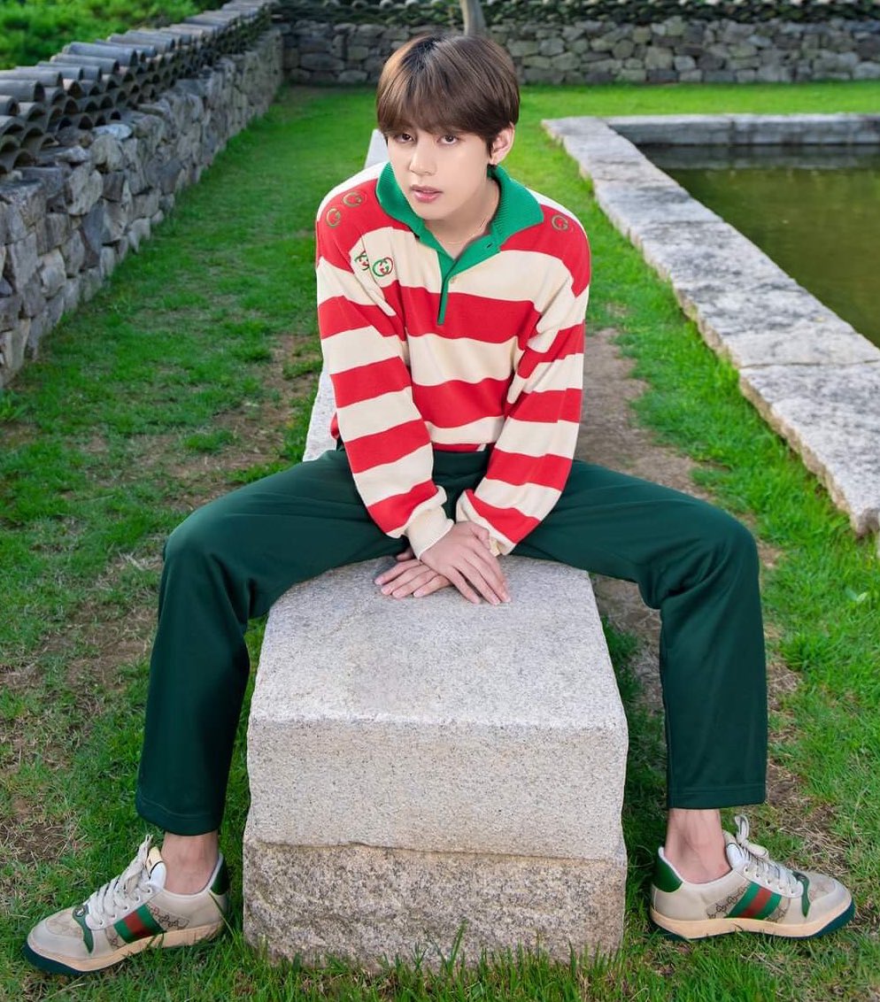 LAYO(ꪜ)ER ♛ on X: Taehyung was wearing a full Gucci outfit from the new  collection of 2019. For a total of $ 3,170.00 (without the jewelry).  Expensive man, he's such a model. #