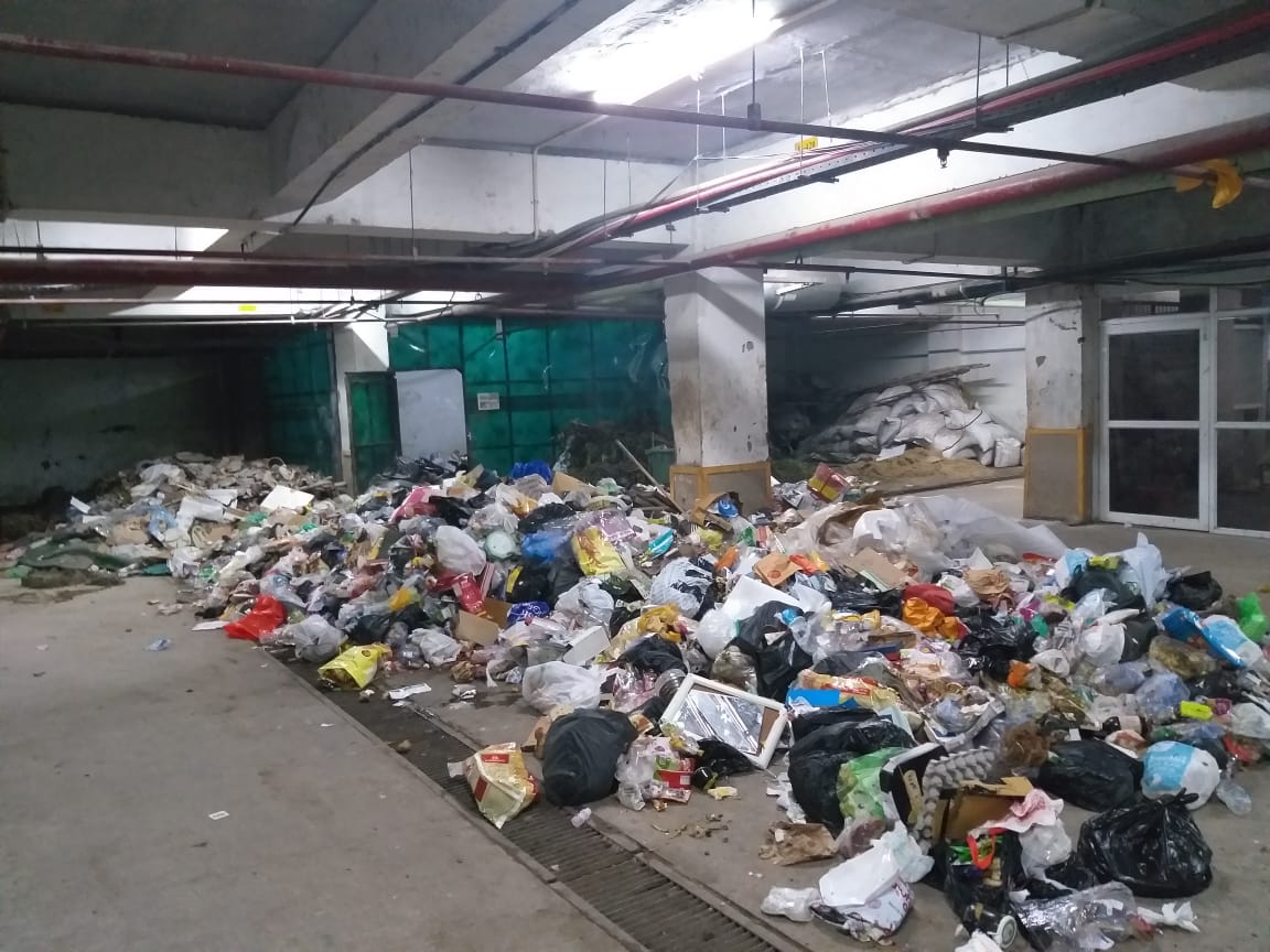NoidaVoice1's tweet photo. @CeoNoida 
@noida_authority 
@abhaypandey01 
@anupamoberoi 
@PankajSinghBJP 
@dr_maheshsharma 
@manishsmooth 
@NOFAATIMES 
ओएसडी नोएडा अथॉरिटी सीईओ नोएडा हमारी सोसाइटी होम्स 121 सेक्टर 121 नोएडा में कूड़े की गाड़ी अनियमित है 1 दिन आते हैं 3 दिन नहीं आते सारी व्यवस्था गड़बड़ है https://t.co/Kpuhxll9fG