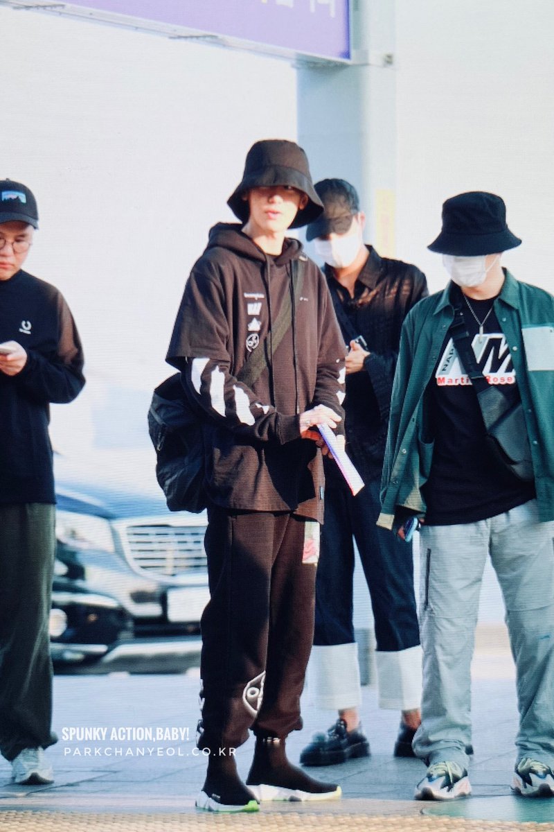 chanyeolit's tweet photo. 190822 ICN 찬열 / 2019모찌컬렉션ㄴ(아님  #찬열 #CHANYEOL  #チャニョル #朴灿烈 #EXO_SC #EXO #Whatalife @weareoneEXO https://t.co/OzXAFwhOhy