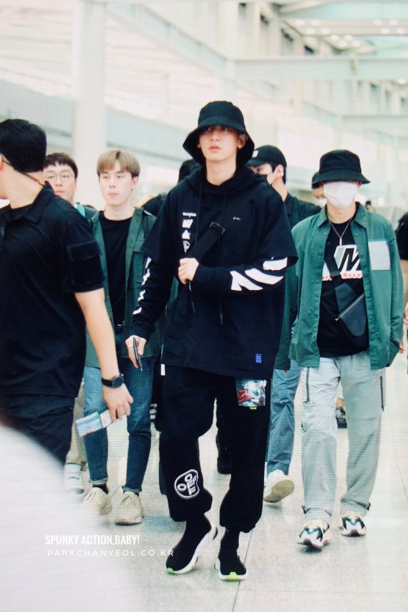 chanyeolit's tweet photo. 190822 ICN 찬열 / 2019모찌컬렉션ㄴ(아님  #찬열 #CHANYEOL  #チャニョル #朴灿烈 #EXO_SC #EXO #Whatalife @weareoneEXO https://t.co/OzXAFwhOhy