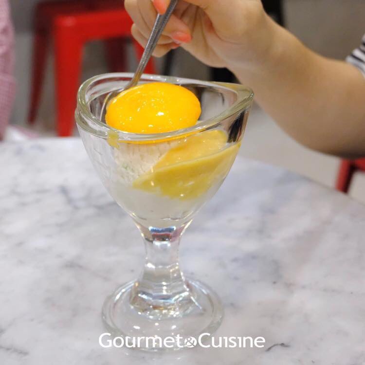 gourmetthai's tweet photo. ใครผ่านมาเตาปูน อย่าพลาดไอศกรีมในตำนาน “ทิพย์รส” เพิ่มดีกรีความเก๋ด้วยการจับคู่กับเครื่องเคียงแบบไทยแล้วพรีเซนต์ได้สวยงาม ตัวร้านห่างไม่กี่ก้าวจากสถานี #เตาปูน ต้องลอง “ทิพย์รสไข่แข็ง” กับ “วิจิตรไข่ฝอย หมี่กรอบส้มซ่า”🍨
📍ซอยกรุงเทพ-นนทบุรี 2
@aroii @tamagofreemag #GCReviews https://t.co/CJPMPT1PPb