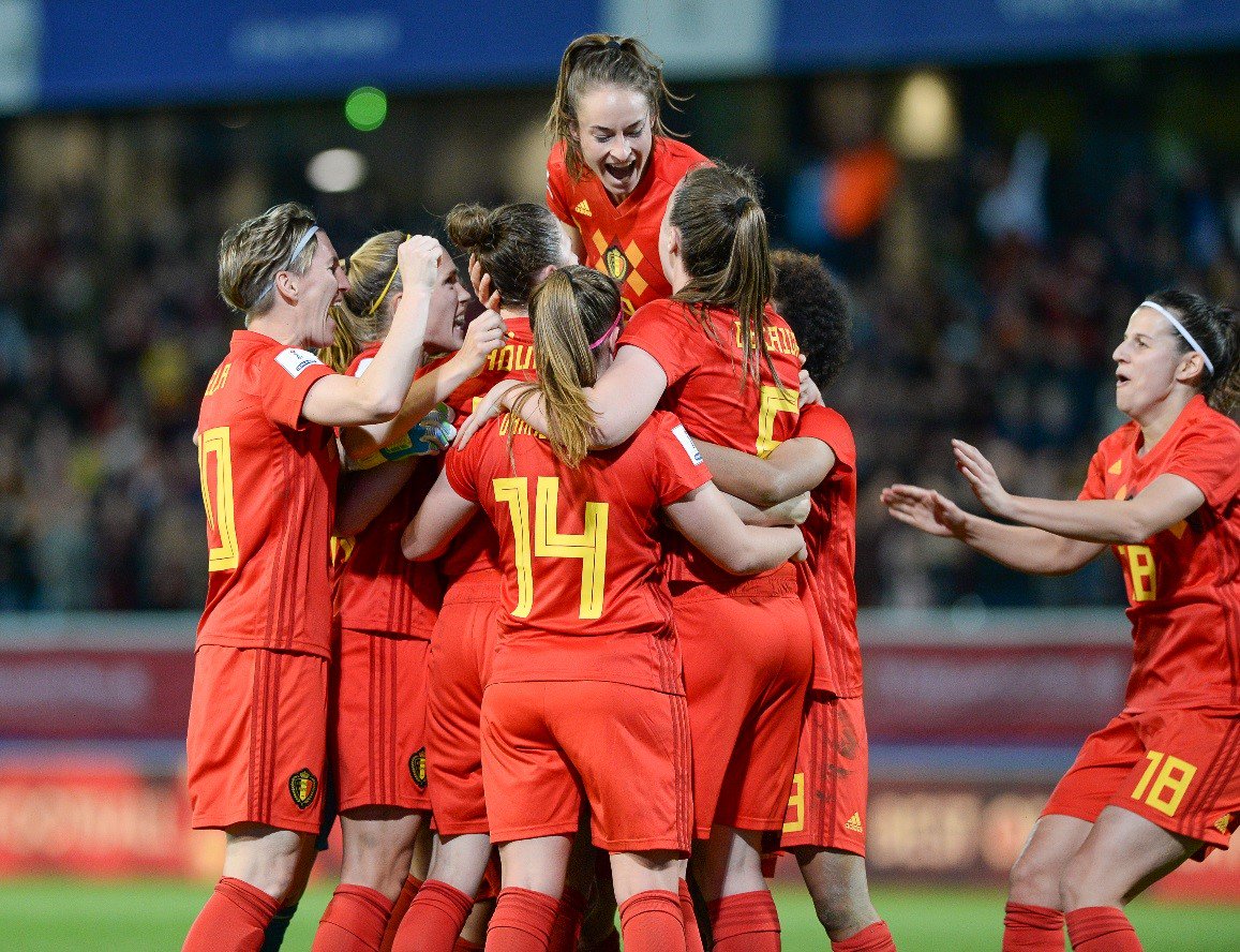 Goed nieuws voor de Red Flames fans! 🙌 Ze zijn vanaf nu LIVE te volgen bij Q2! 😱💥 De eerste afspraak is op donderdag 29 augustus om 19u30 voor een match tegen Engeland! 😍⚽