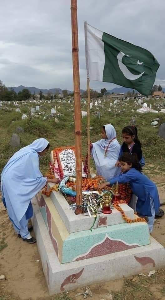 Xafar88's tweet photo. اے راہِ حق کے شہیدو وفا کی تصویرو۔
تمہیں وطن کہ ہوائیں سلام کہتی ہیں۔
#ReadyToDieForPakistan
وطن پر قربان باپ کی چار بیٹیاں اپنی بابا جان کی قبر ٹرافیاں دکھاتے ھوئے۔
سلام ھے ان کو!
اللہ ان بیٹیوں کی حفاظت فرمائے https://t.co/g30EOQsUw7