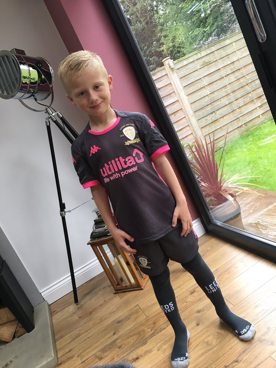 Dollo1981's tweet photo. Even though he didn’t feel 100% last night nothing was going to stop him going to the game and getting his @LiamCooper__ shirt.....said he wants to be a captain like Coops!! #MOT #ALAW #weallloveleeds https://t.co/iWZbsQrqSN