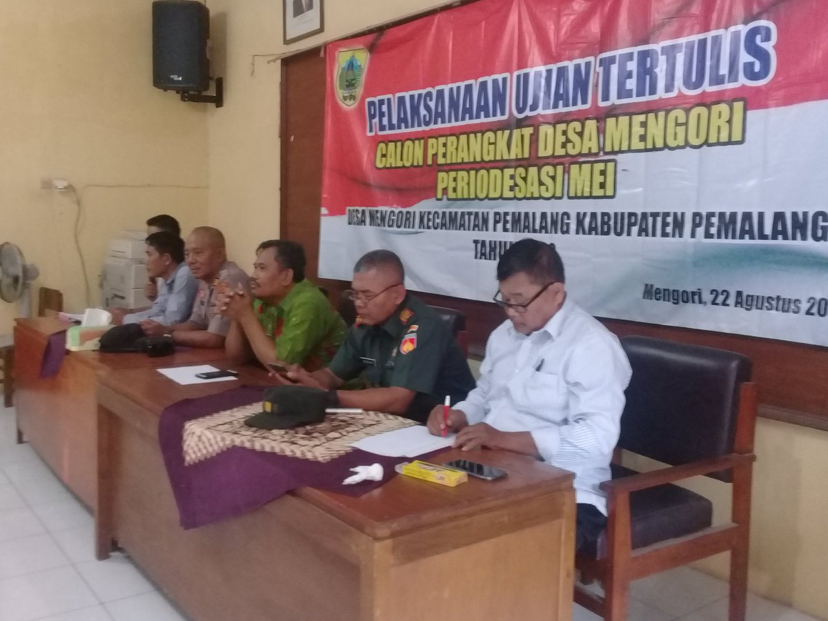 Proses pembacaan hasil pelaksanaan tes tertulis pengadaan perangkat Desa  Mengori Kec. Pemalang Th 2019.
