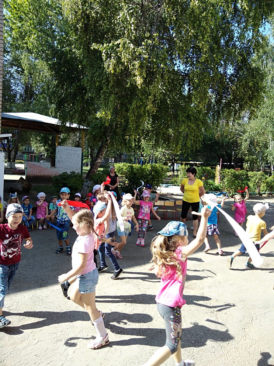 День Государственного флага РФ 22 августа в ГБОУ НШ "Гармония" отметили торжественным мероприятием. На этом патриотическом празднике воспитанники узнали об истории появления российского флага и его значимости для нашего государства.