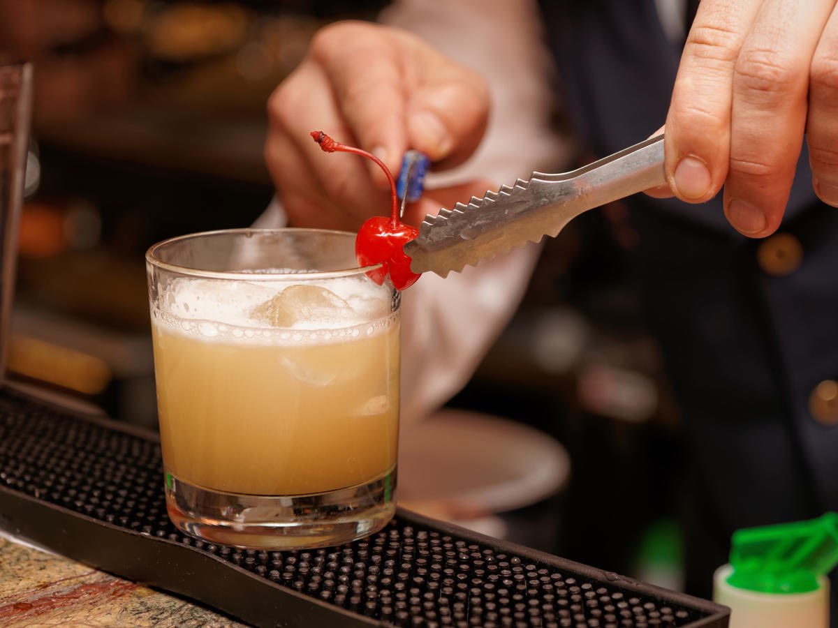 The finishing touches! Each cocktail is crafted with care at Marqette 🍹🍸🥃 Enjoy a whiskey sour made by one of their expert barmen the next time you’re travelling through Dublin Airport!
