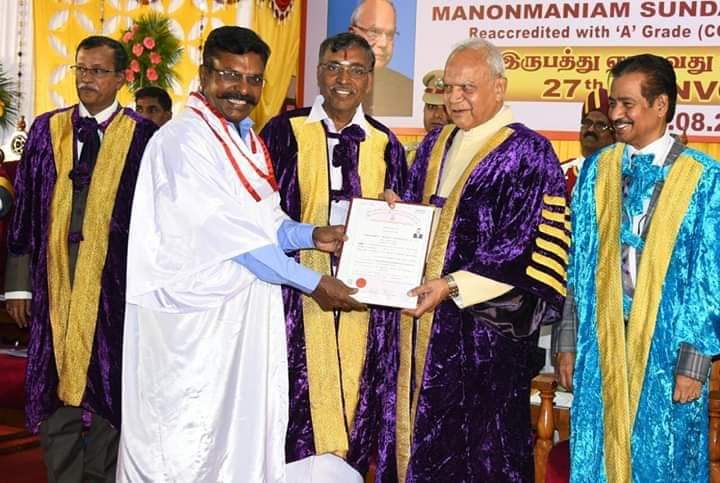 SenkodiB's tweet photo. ஆகத்து 22 :

மனோன்மணியம் சுந்தரனார் பல்கலைக்கழகத்தில் நடைப்பெற்ற பட்டமளிப்பு விழாவில் தமிழக ஆளுநர் அவர்கள் -

முனைவர் (Doctorate-Phd) பட்டத்தை 

தலைவர் திருமா அவர்களுக்க�� வழங்கிய போது... https://t.co/vBarD5LmJJ