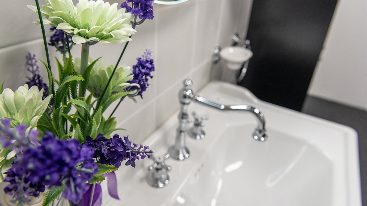 Vintage bathrooms like the @RocaUK Carmen collection are beautifully classic in their design. We love the elegant shape of this 3 hole basin mixer. Finishing touches like these really add that vintage charm✨. #vintagestyle #bathrooms #roca #styleinspo