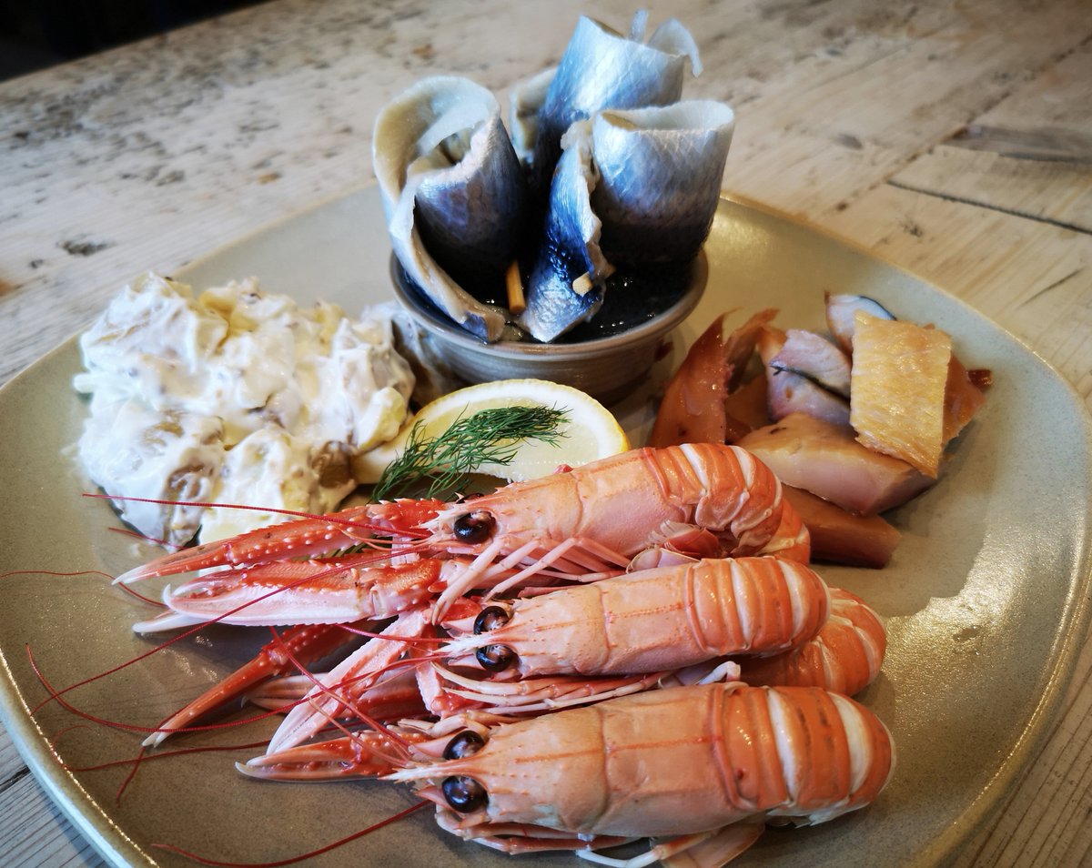 harrisdistiller's tweet photo. We've a choice of Cream of Mushroom soup🍄🥣Scottish Seafood🦐🦞Smoked Salmon Pate🍥🌾or our Cheese Board🧀🍞this lunchtime. Which would you choose? And there's plenty sweet treats to be had from Crunchie Flapjacks🍯🍫 to freshly baked Scones🥠🍓Join us! #TheSocialDistillery https://t.co/ndx7o7xvIj