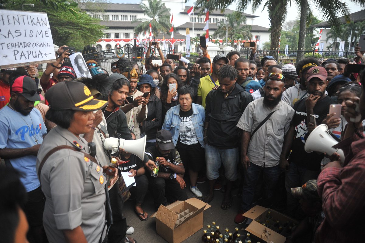 AJIBdg's tweet image. Mahasiswa Papua yang menanti @AksiKamisanBDG di depan Gedung Sate dapat kiriman dua dus minuman beralkohol. Mereka kembalikan ke polisi yang mengirimnya. Dokumentasi foto: FRI-WP