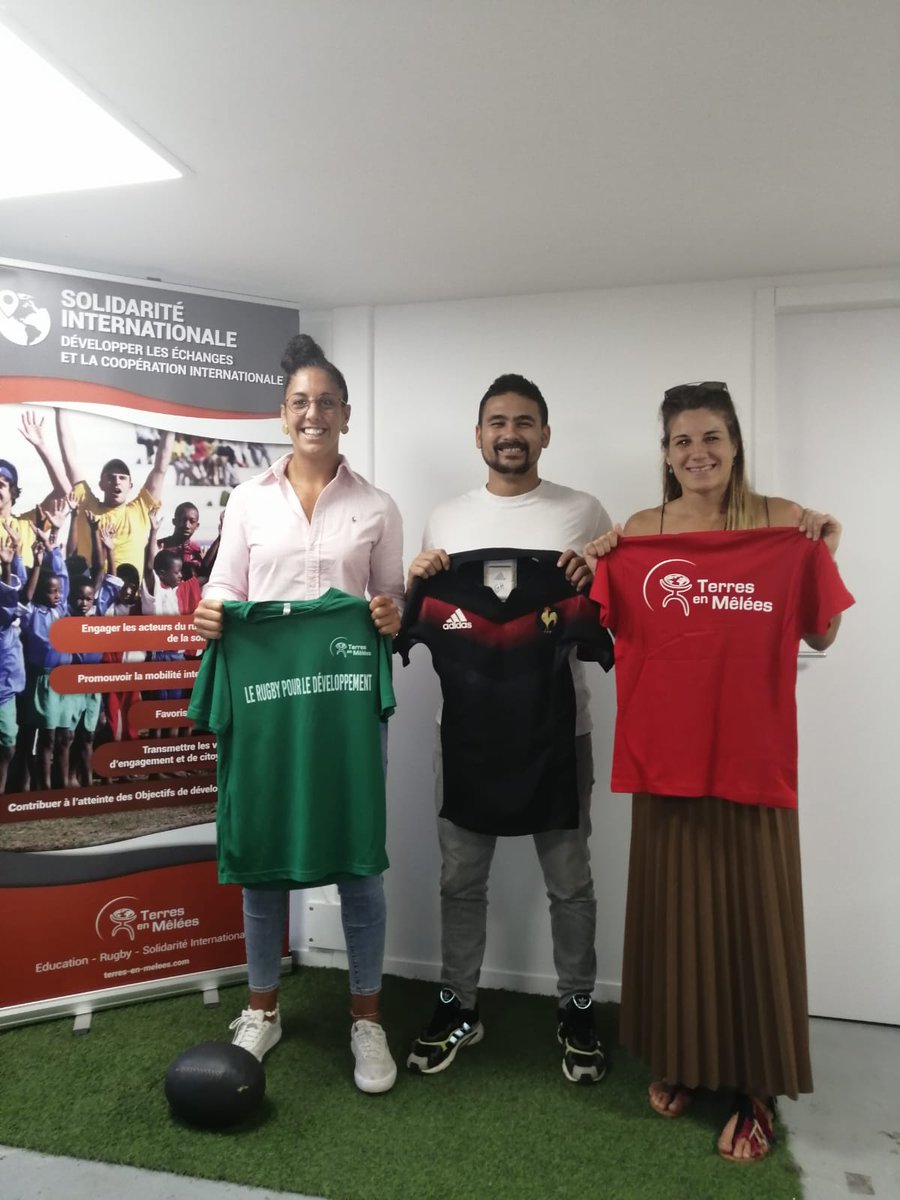 terresenmelees's tweet photo. Un grand merci à @GaelleHermet et Céline Ferer pour leur don de matériel ! 😁🏉
✈️Direction 🇧🇫🇲🇬🇲🇦🇹🇬 pour soutenir le rugby pour le développement 💪💪 https://t.co/CMYdmb9Yv7
