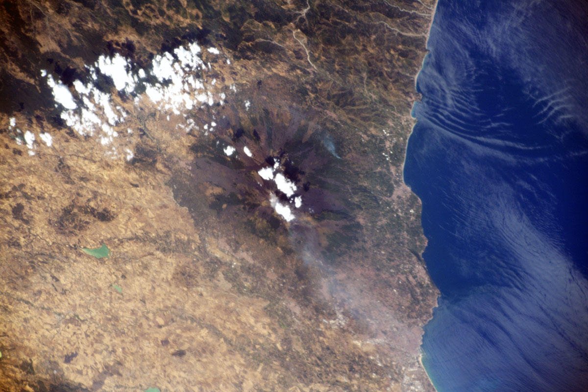 astro_luca's tweet photo. Etna: sempre maestosa, sempre diversa, come fosse un essere vivente. / Etna: always majestic, always different, just like a living creature. #MissionBeyond https://t.co/qjnvEUVrTj