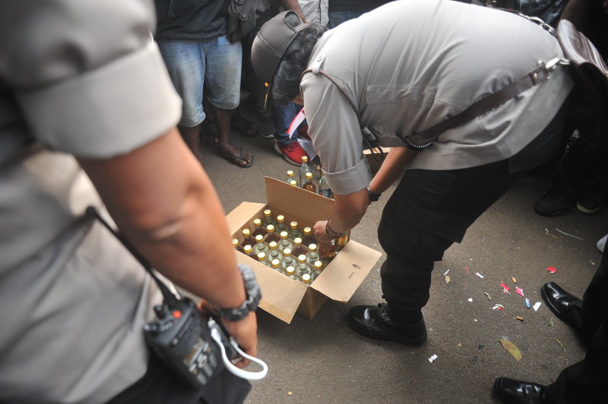 AJIBdg's tweet image. Mahasiswa Papua yang menanti @AksiKamisanBDG di depan Gedung Sate dapat kiriman dua dus minuman beralkohol. Mereka kembalikan ke polisi yang mengirimnya. Dokumentasi foto: FRI-WP