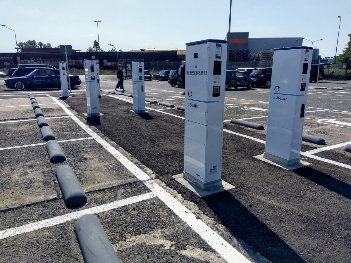 c_schwarzer's tweet photo. 60 öffentliche Ladepunkt auf dem Parkplatz von @volkswagen in #Braunschweig. Eichrechtskonform dank #EBGcompleo. Und der #ID3 scheint auch ganz gut zu werden. #Elektroauto #BEV https://t.co/yFtUJOPSma