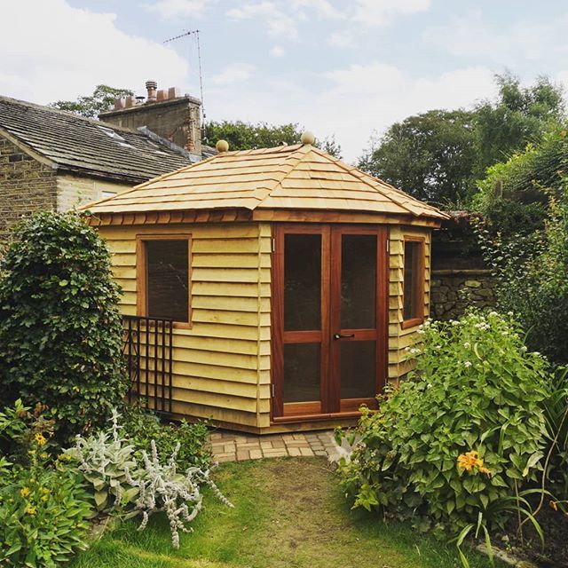 beneaththebark's tweet photo. A lovely little garden room we recently built, the perfect addition to an English country garden. Oak feather edge cladding, hardwood doors and windows and a cedar shingle roof. #gardenroom #gardenbuilding #shed #summerhouse #bespoke #carpentry #woodwork… https://t.co/5h67haMHaf https://t.co/RXpyn5F6JG