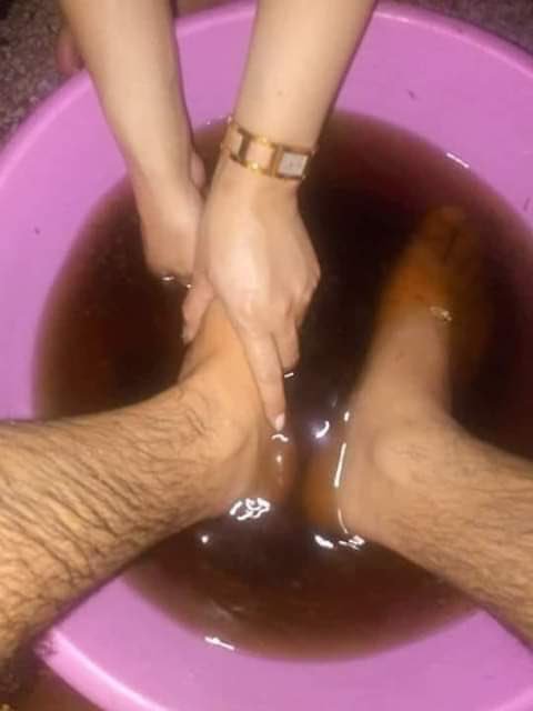 1Jazil's tweet photo. البنات هل توافقين ان تغسلي رجل زوجك بعد ما يرجع من الشغل⁉️

 الشباب  هل يوجد مثل هذه المراءه في وقتنا الحالي ⁉️ https://t.co/4Rry6x9V60
