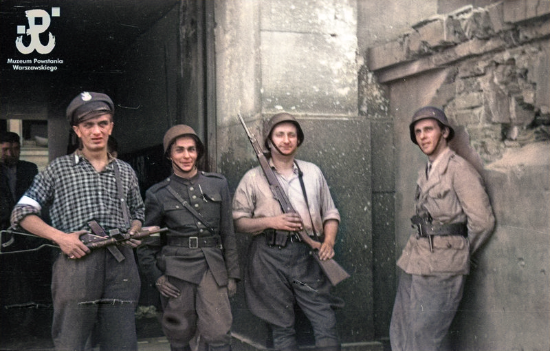 Zdjęcie ze zbiorów Muzeum Powstania Warszawskiego, autor: Andrzej Bargiełowski „Stańczyk”. Na zdjęciu ppor. Jerzy Gębski „Poręcz”, sierż. Zdzisław Trzaskalski „Dulski” i kpr. pchor. Tadeusz Betley „Huragan”. #warsawuprising #powstaniewarszawskie #powstanie1944 #uprising1944