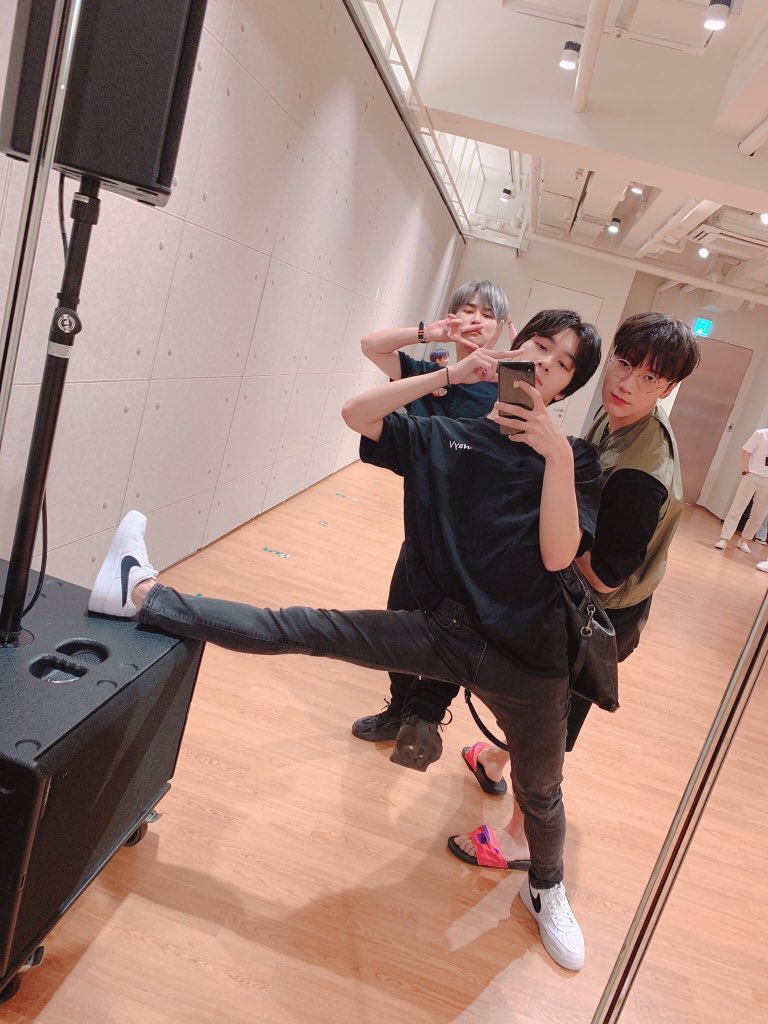 เคยคิดว่ารองเท้ามีกระเป๋าเก็บลิปสติกแม่งจะมีใครใช้วะ อ่อ เมนกุ